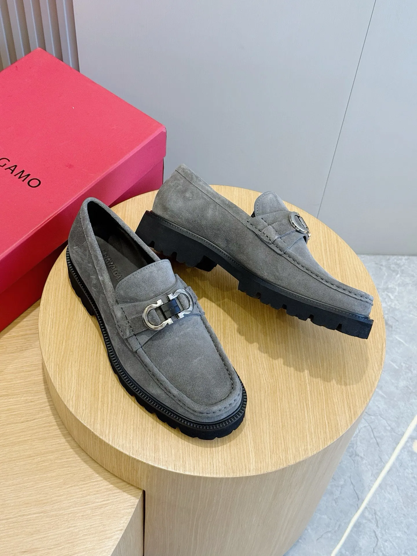 [Ferragamo] Top P: 760💰 Number of yards: 39~44 (38.45. Customized, non-returnable) Ferragamo men's leather derby shoes. The new derby shoes are light in texture and cool in style. They adopt exquisite eyelet uppers and novelly define urban trends. Made of brushed cowhide, it has a plump and rounded toe box and is decorated with delicate wingtip decorative details. Imported cowhide + cowhide lining.